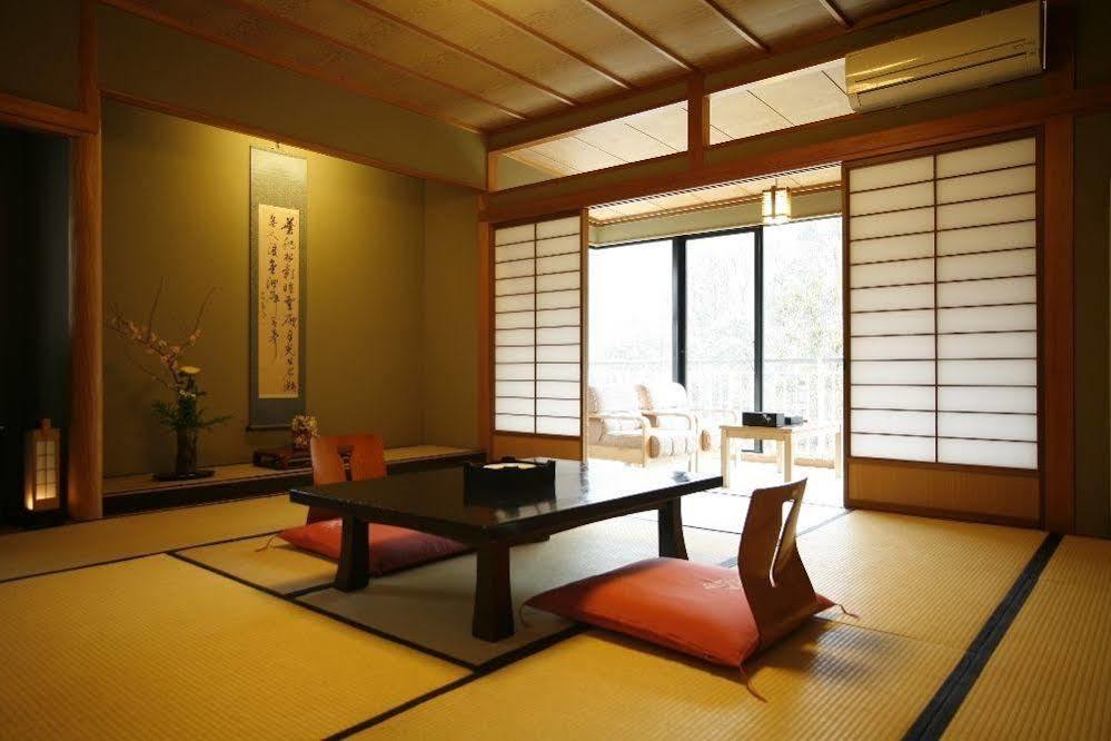 Готель Yamanaka Onsen Shirasagiyu Tawaraya Каґа Екстер'єр фото